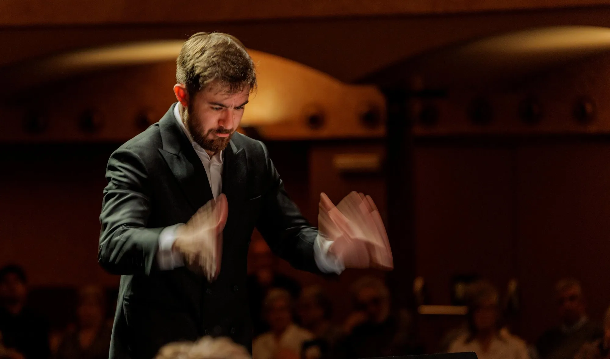 Miquel Massana conducting in concert
