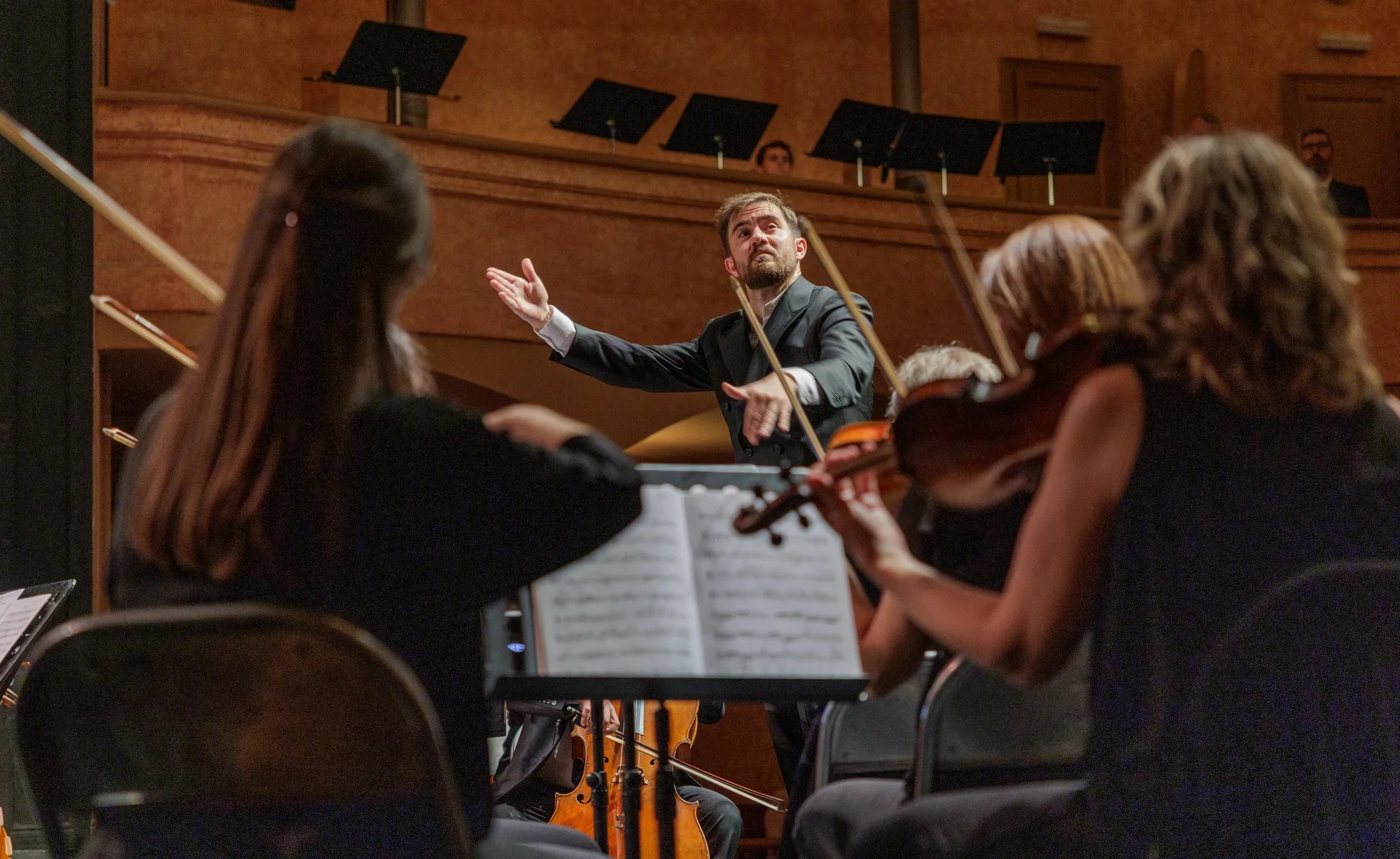 Miquel Massana conducting in concert