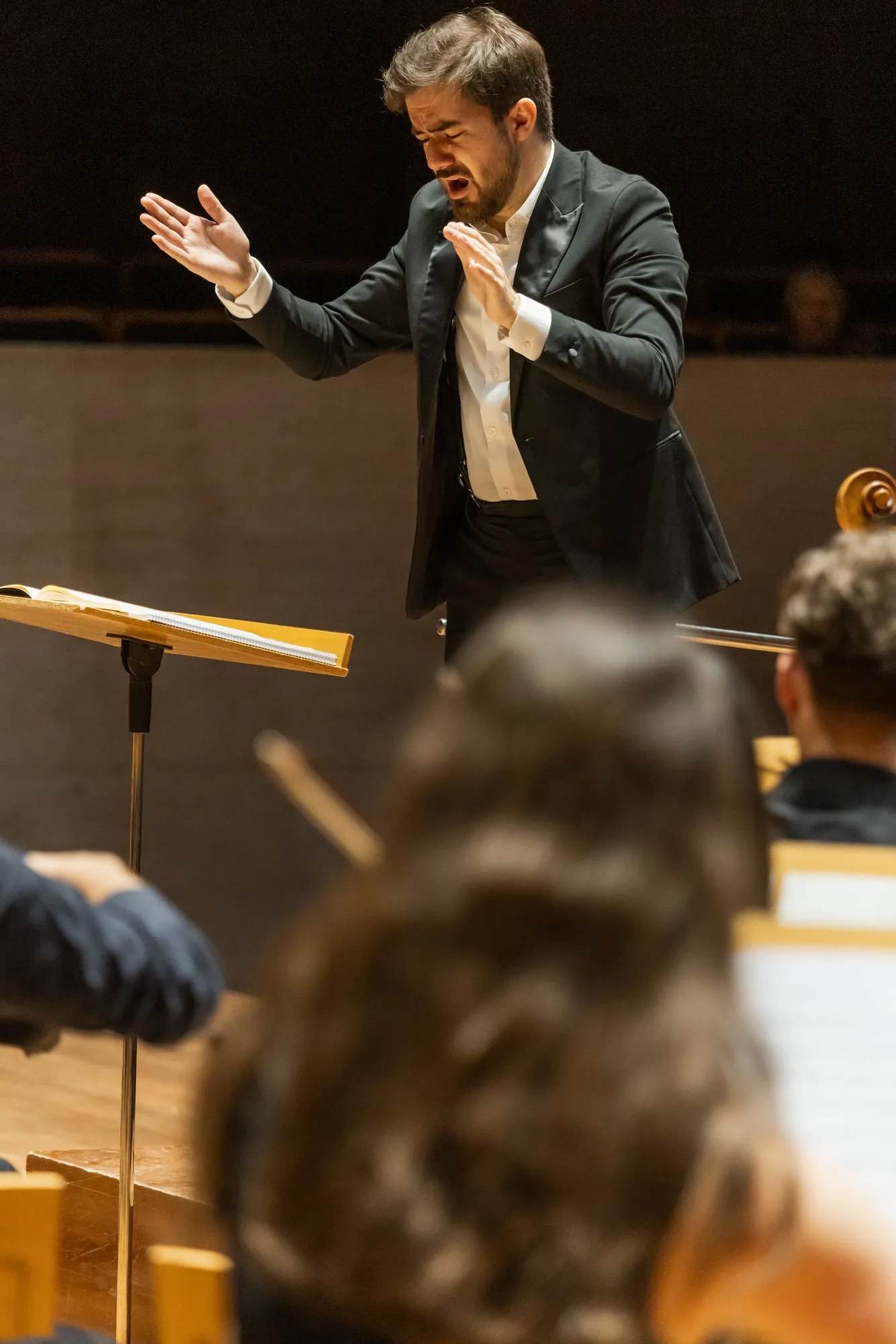 Miquel Massana conducting in concert