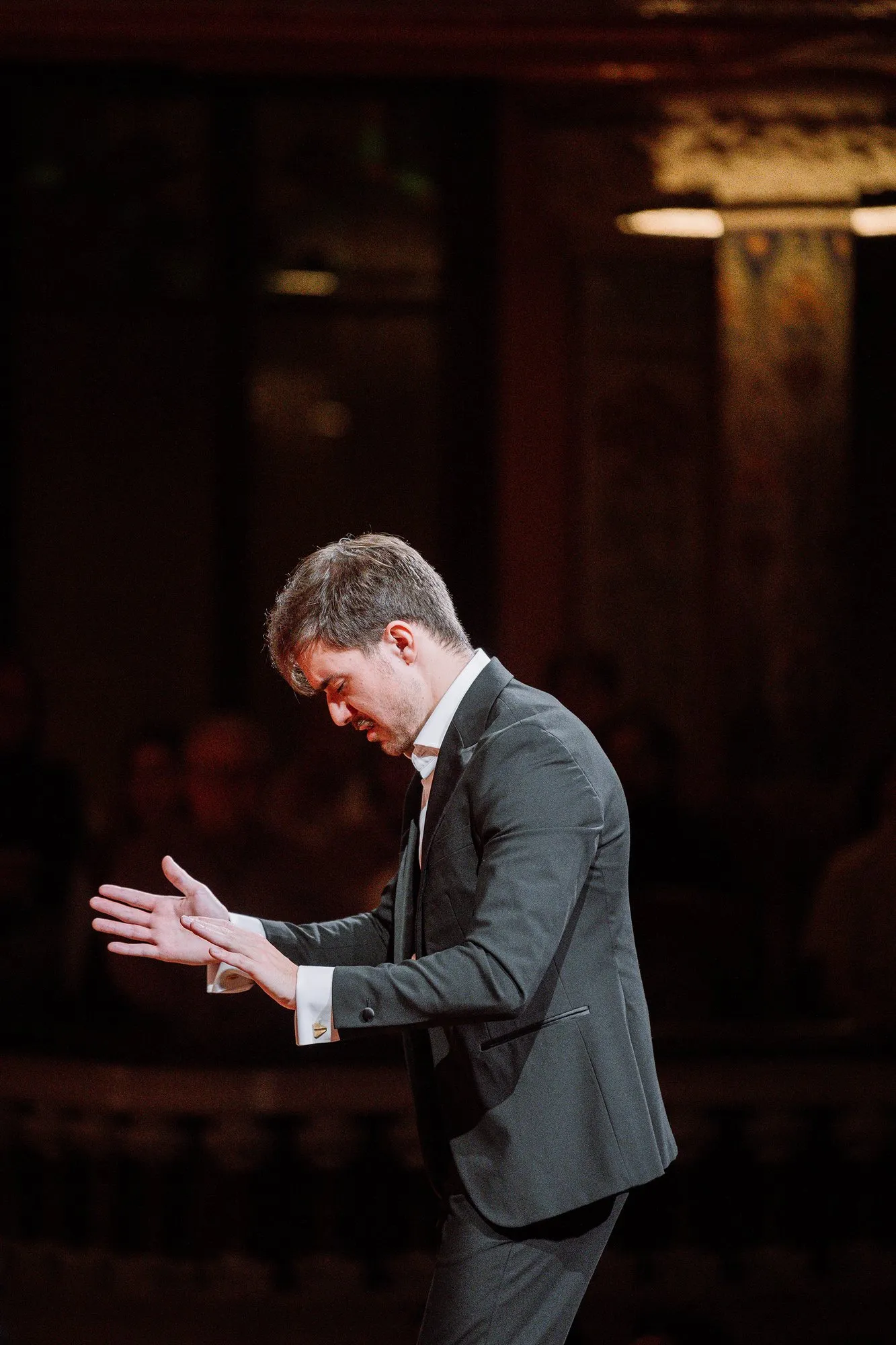 Miquel Massana conducting in concert