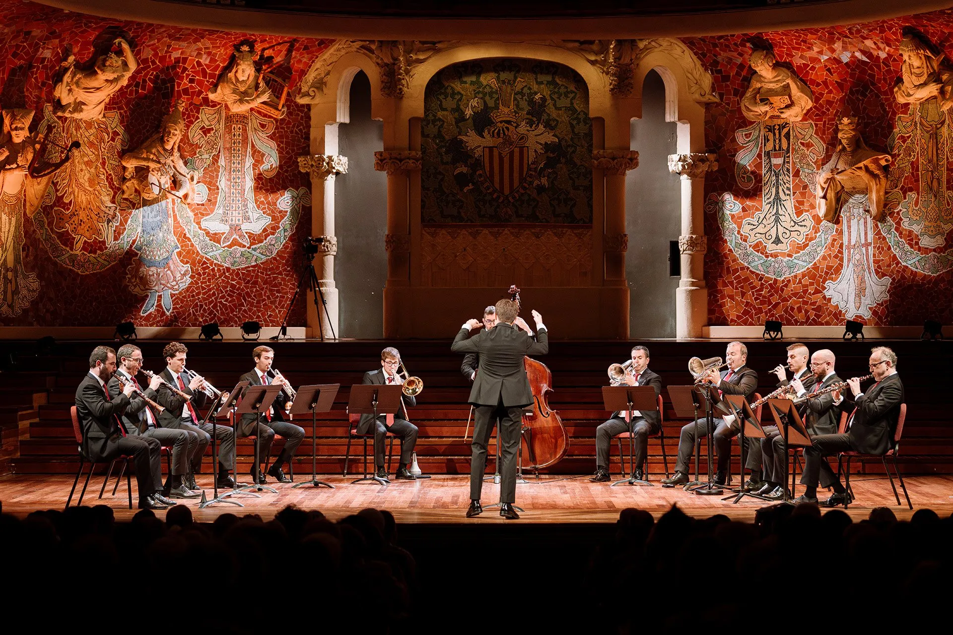 Miquel Massana conducting in concert