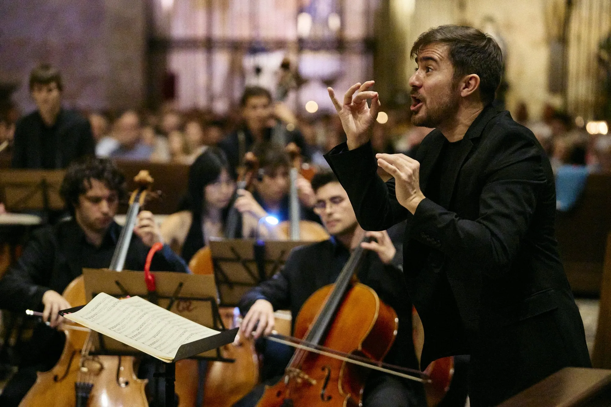 Miquel Massana conducting in concert